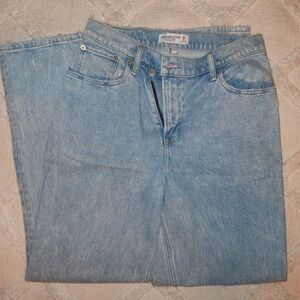 Abercrombie Curve Love Ultra High Rise 90’s Straight Jean Light Wash